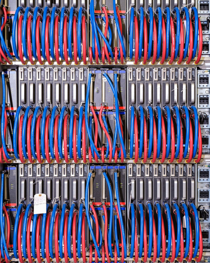 الأنابيب الزرقاء والحمراء الخاصة بنظام تبريد الحاسوب الخارق "فرونتير".