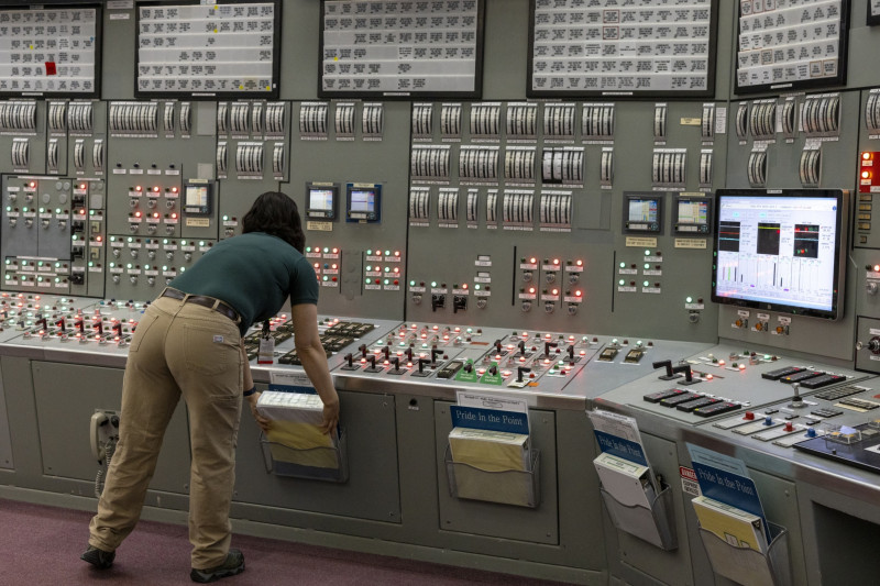 فني تشغيل بمفاعل في غرفة تحكم بمصنع "ناين مايل بوينت"