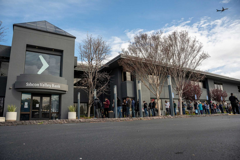 عملاء يقفون خارج مقر "سيليكون فالي بنك" في سانتا كلارا، بكاليفورنيا، أميركا