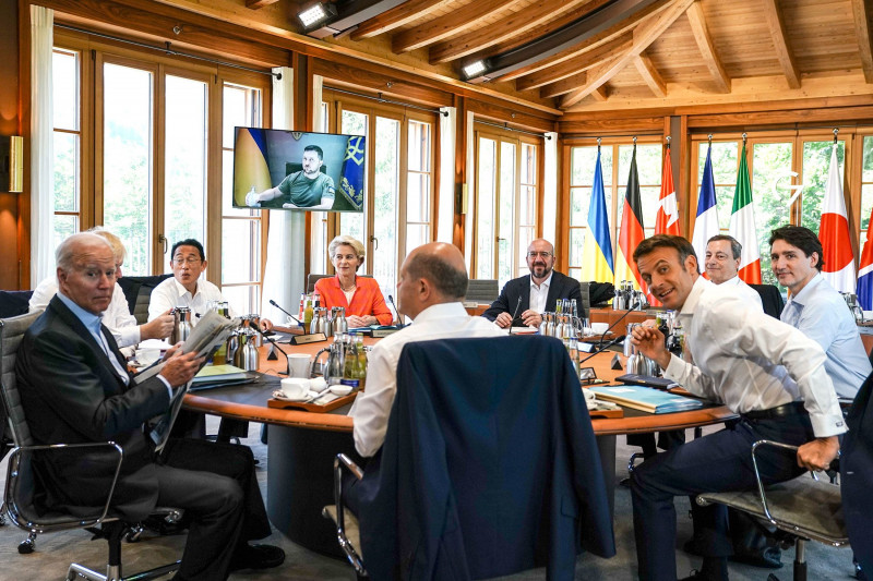 الرئيس الأوكراني فولوديمير زيلينسكي يلقي خطاباً عبر تقنية الفيديو أمام قادة دول مجموعة السبع، بينهم الرئيس جو بايدن (إلى اليسار) في قمة مجموعة السبع في ألمانيا في 27 يونيو.
