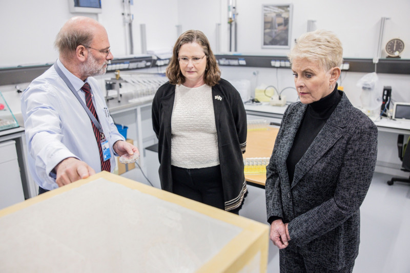 لورا هولجيت، وسط الصورة، وسيندي ماكين، إلى اليمين، وهما يزوران مختبرات الوكالة الدولية للطاقة الذرية في زايبرسدورف، النمسا
