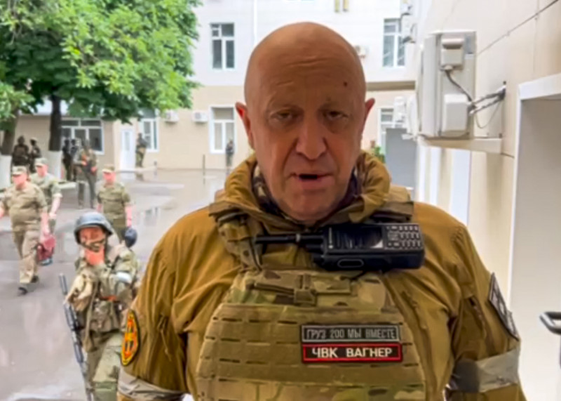 يفغيني بريغوجين، زعيم مجموعة المرتزقة الخاصة "فاجنر" داخل مقر مركز القيادة العسكرية للجيش الروسي، على حد قوله، في مدينة روستوف الروسية، في هذه الصورة الثابتة الملتقطة من مقطع فيديو نشره بريغوجين في 24 يونيو 2023.