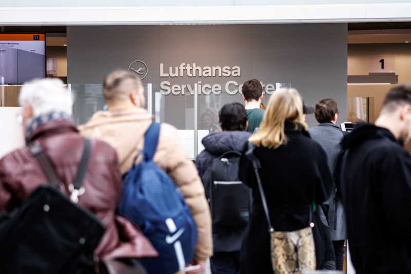 مسافرون ينتظرون أمام مكتب استعلامات "لوفتهانزا" في مطار ميونيخ، ألمانيا، يوم الأربعاء 15 فبراير 2023