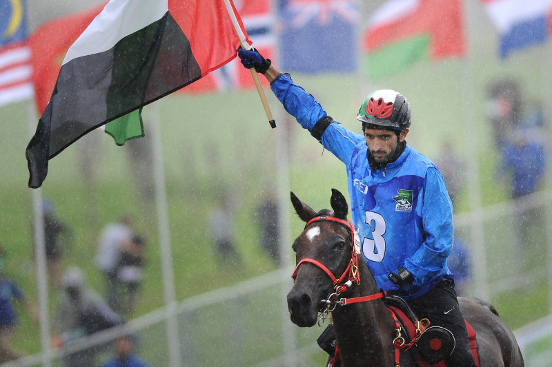 الشيخ حمدان بن محمد خلال مشاركته في بطولة الخيول العالمية في فرنسا عام 2014