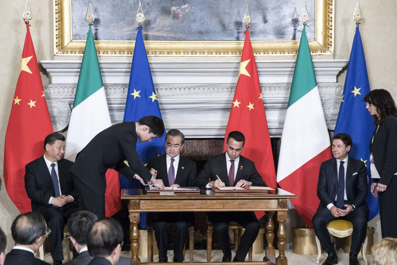 الرئيس الصيني شي جين بينغ (إلى اليسار) ورئيس الوزراء الإيطالي آنذاك جوزيبي كونتي (الثاني من اليمين) يحضران توقيع مذكرة التفاهم بشأن مبادرة "الحزام والطريق" الصينية في فيلا ماداما بالعاصمة الإيطالية روما  في 23 مارس 2019.