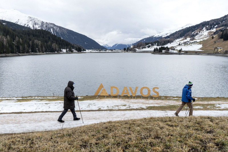 الخروج للتنزه خلال الشتاء في سويسرا يؤكد التعرض لموجة حارة غير مسبوقة منذ 800 ألف عام.
