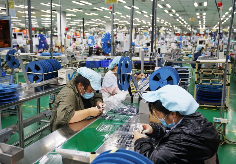 عاملون في أحد مصانع شركة "فوكسكون" في جانغجو، الصين