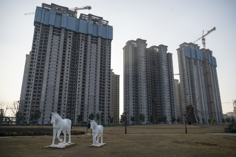 أبنية سكنية غير مكتملة في موقع بناء تابع لمجموعة "إيفرغراند" الصينية في ووهان في الصين