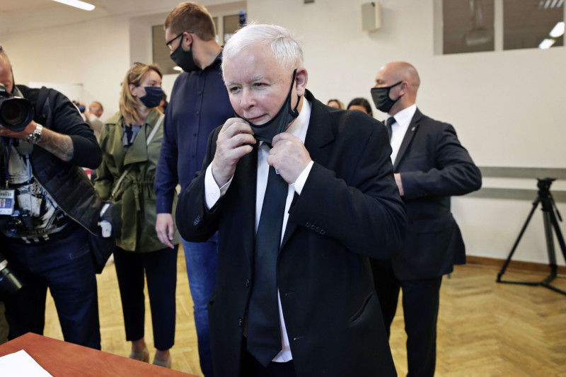 ياروسلاف كاتشينسكي يدلي بصوته خلال الانتخابات الرئيسية لعام 2020 في وارسو 