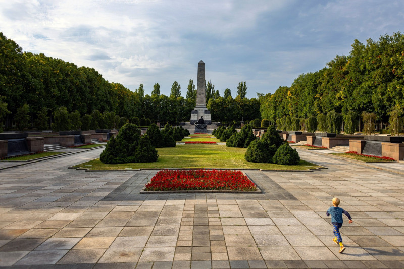 شيد النصب التذكاري للحرب السوفييتية في حديقة "شونهولزر هايده" بين مايو 1947 ونوفمبر 1949.