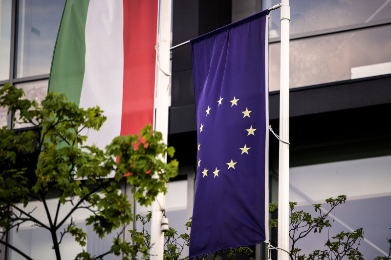 علم المجر، إلى اليسار، وعلم الاتحاد الأوروبي على مبنى تابع للاتحاد في بودابست، المجر