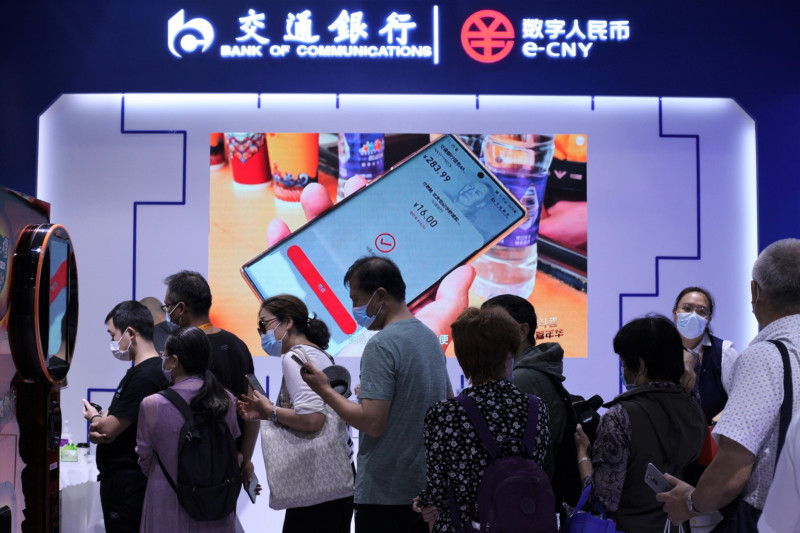 يصطف الزائرون في طابور لشراء القهوة باستخدام اليوان الرقمي في معرض الصين الدولي للتجارة والخدمات (CIFTIS) في بكين، سبتمبر 2021