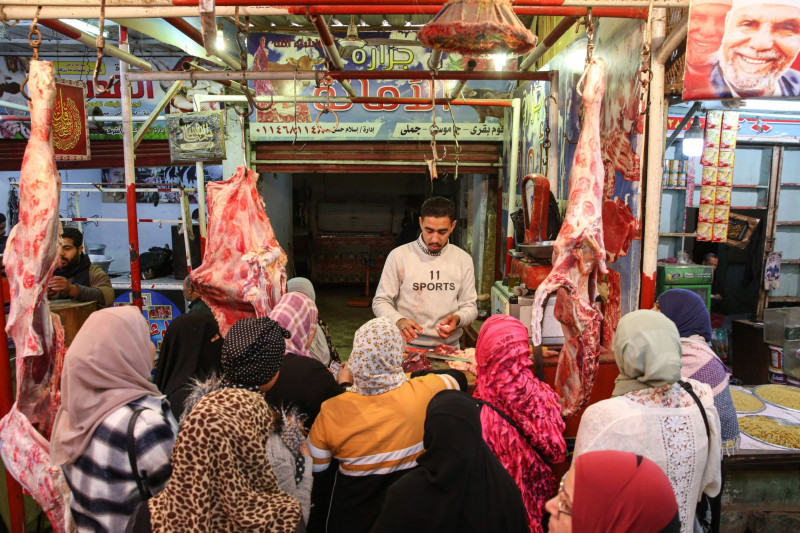 مجموعة من المتسوقات يتجمعن أمام محل لبيع اللحوم في إحدى الأسواق بمحافظة الجيزة. مصر