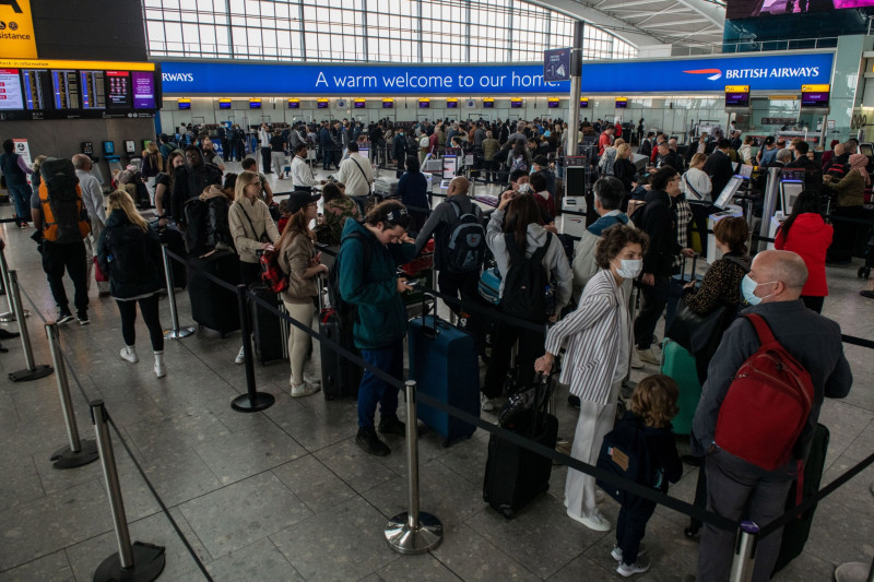 ركاب ينتظرون الانتهاء من إجراءات السفر بمطار هيثرو في لندن، المملكة المتحدة