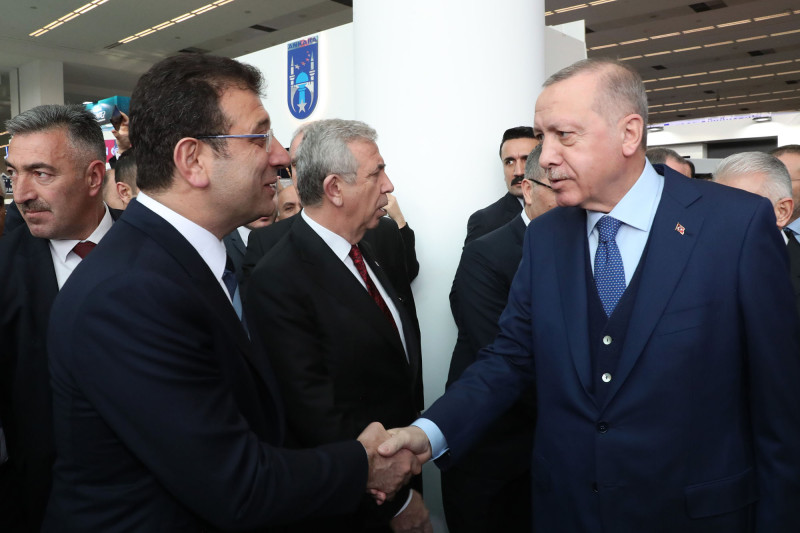 عمدة إسطنبول أكرم إمام أوغلو، مع الرئيس التركي رجب طيب أردوغان، خلال حدث "المدن الذكية" في أنقرة، تركيا، عام 2020