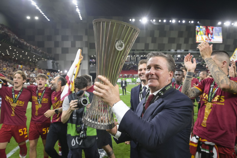 دان فريدكين يحمل الكأس بعد المباراة النهائية لدوري الاتحاد الأوروبي لكرة القدم بين روما وفينورد في تيرانا، ألبانيا في 25 مايو 2022