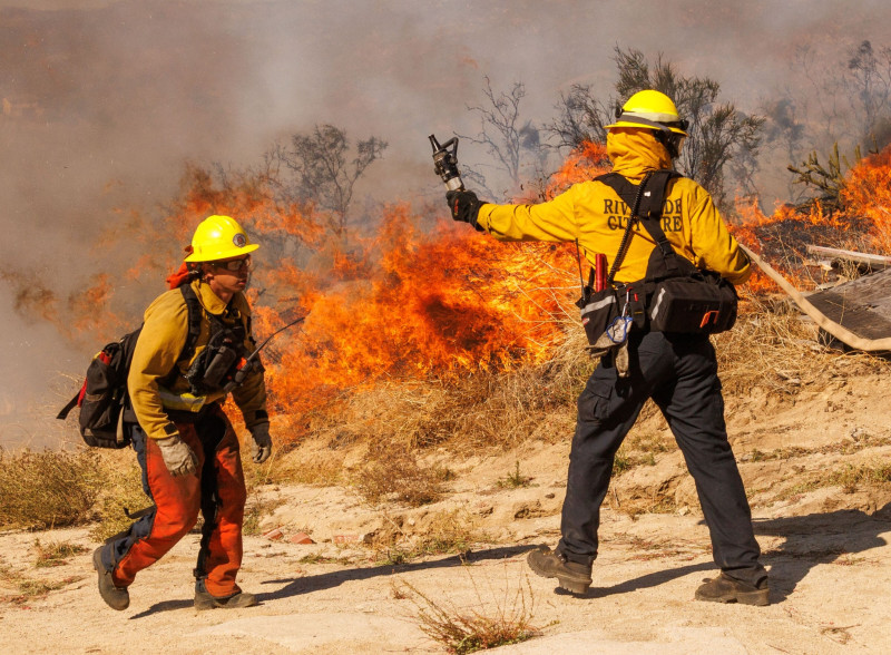 رجال الإطفاء وهم يكافحون حرائق الغابات