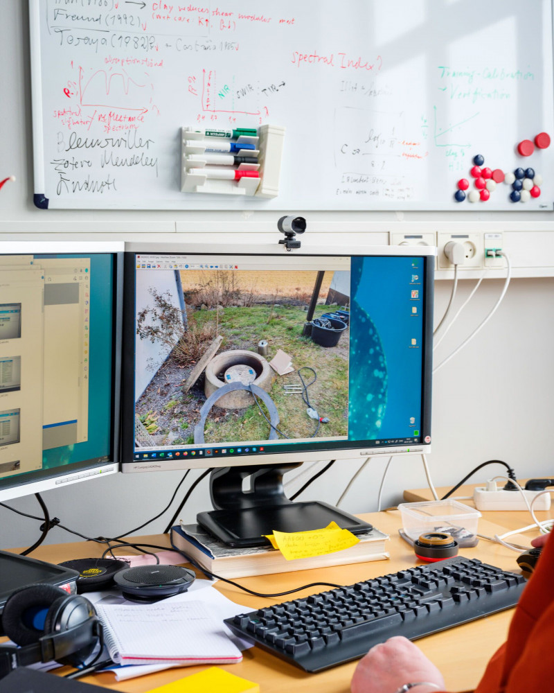 جهاز قياس الزلازل في بورنهولم على شاشة في هيئة المسح الجيولوجي للدانمارك وغرينلاند.