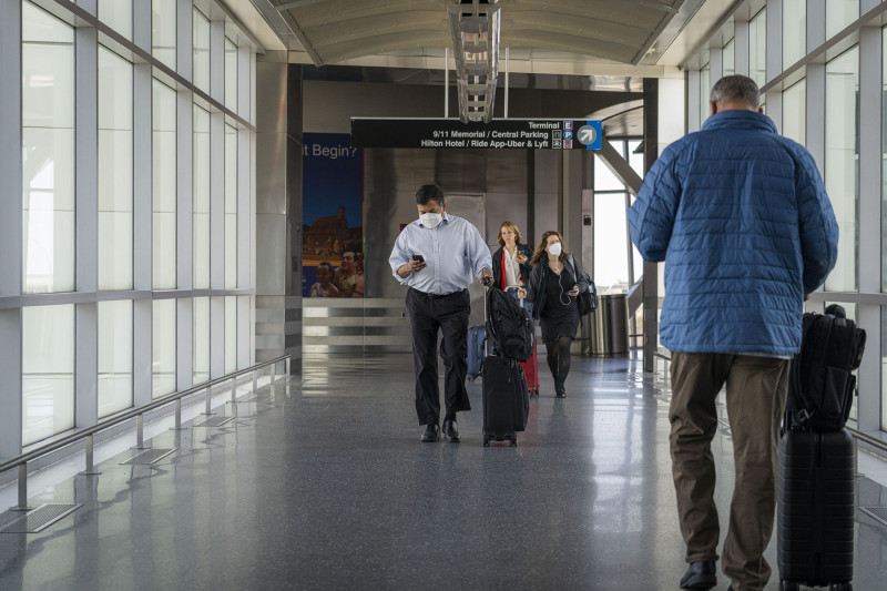 مسافرون في "مطار لوغان الدولي"، مدينة بوسطن، الولايات المتحدة. في 21 أبريل عام 2022.