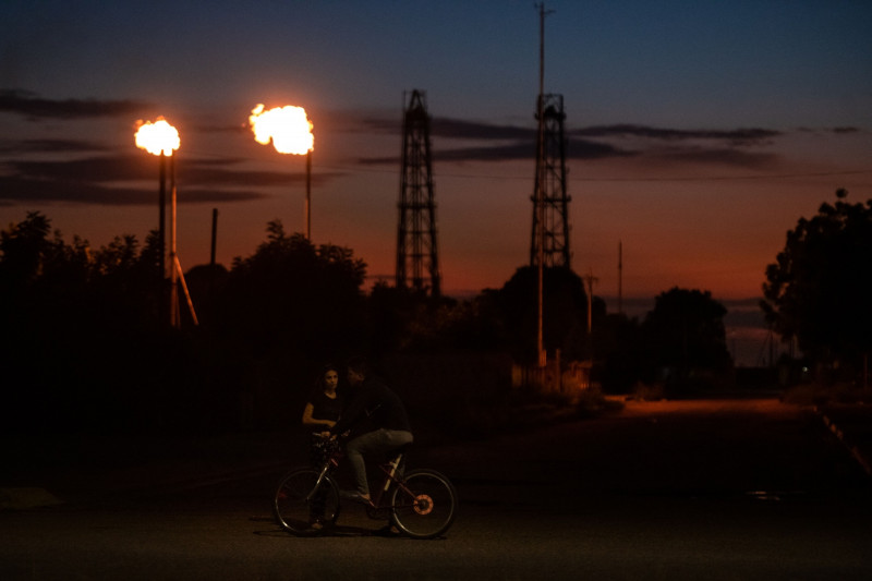 إشعال الغاز في منشآت النفط في مدينة كابيماس، قرب بحيرة ماراكايبو، غرب فنزويلا