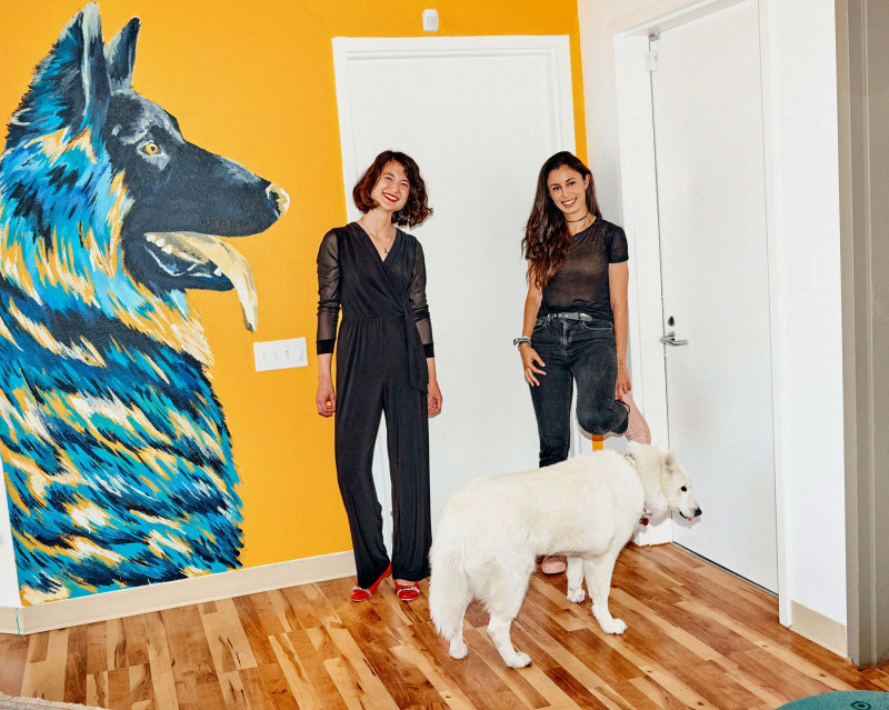 سيلين حليوة (يمين)، المؤسسة والرئيسة التنفيذية لشركة "سيلولار لونجيفيتي" (لويال) مع كلبها وولفي، ولورا ديمينغ، الشريكة في صندوق "لونغيفيتي" الاستثماري في مكاتب "لويال" بشارع ماركت في مدينة سان فرانسيسكو، كاليفورنيا