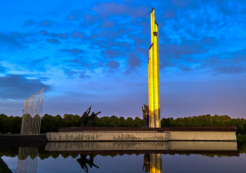 النصب التذكاري لجنود الجيش السوفييتي في "فيكتوري بارك" في ريغا في لاتفيا في مايو 2021. 
