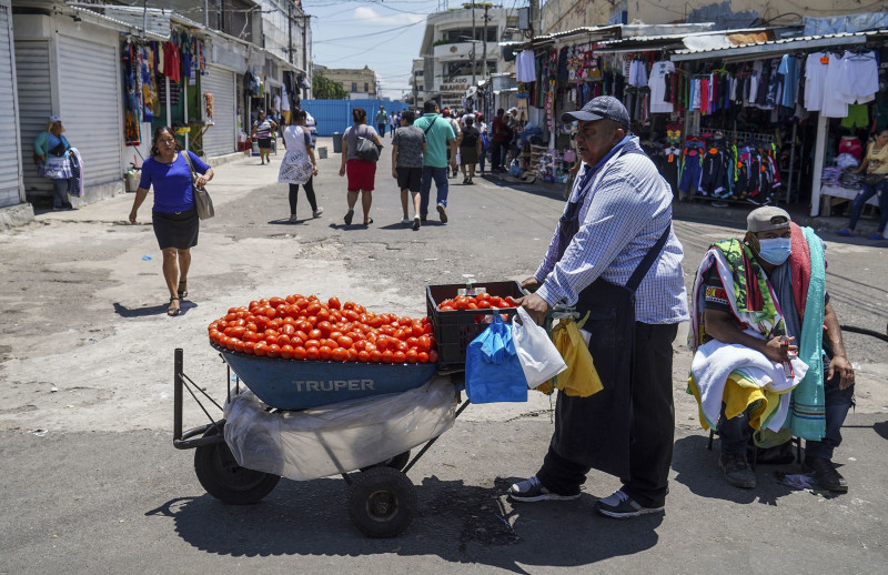 الباعة الجائلون في سوق محلي في سان سلفادور، السلفادور