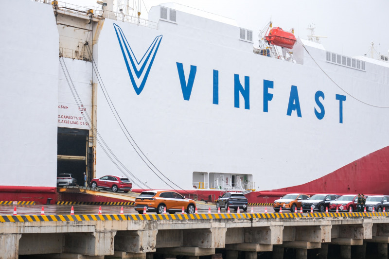 تحميل سيارات "فين فاست" من طراز VF8 على سفينة لتصديرها