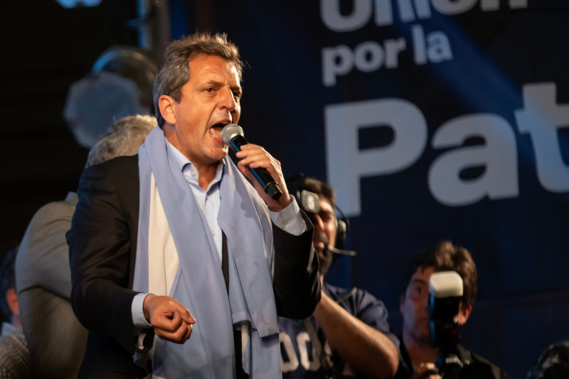 سيرجيو ماسا يلقي كلمة أمام مناصريه ليلة الانتخابات الرئاسية الأرجنتينية في بوينس آيرس في 22 أكتوبر 2023