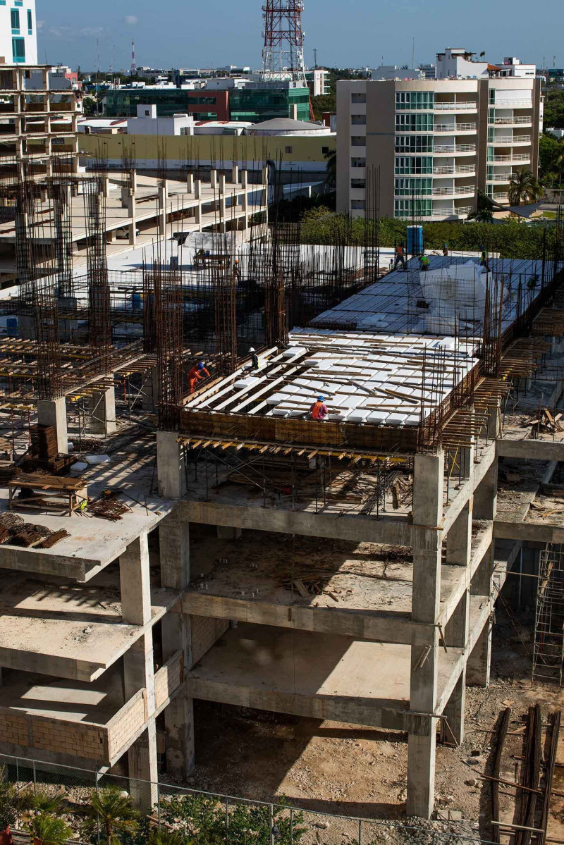 أعمال بناء في مدينة كانكون المكسيكية الواقعة في ولاية كوينتانا رو الساحلية، التي شهدت إنشاء أكثر من 16 ألف غرفة فندقية إضافية خلال العامين الماضيين