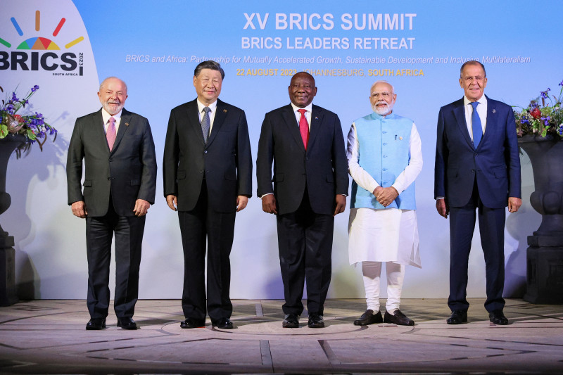 رؤساء البرازيل والصين وجنوب أفريقيا ورئيس الوزراء الهندي ووزير خارجية روسيا خلال قمة "بريكس" في جوهانسبرغ في 22 أغسطس 2023