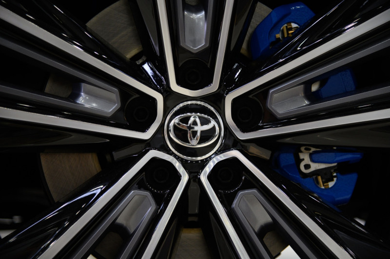 شعار "تويوتا" على عجلة سيارة "بي زد 4 إكس" 