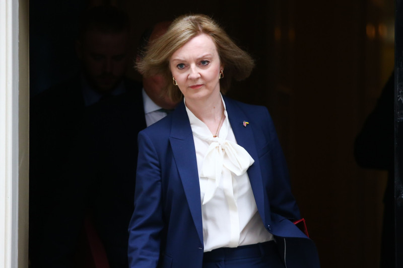 ليز تراس، وزيرة التجارة الدولية البريطانية، تغادر مكتبها عقب اجتماع أسبوعي لمجلس الوزراء في "10 داونينغ ستريت" في لندن، بتاريخ 19 أبريل 2022. 