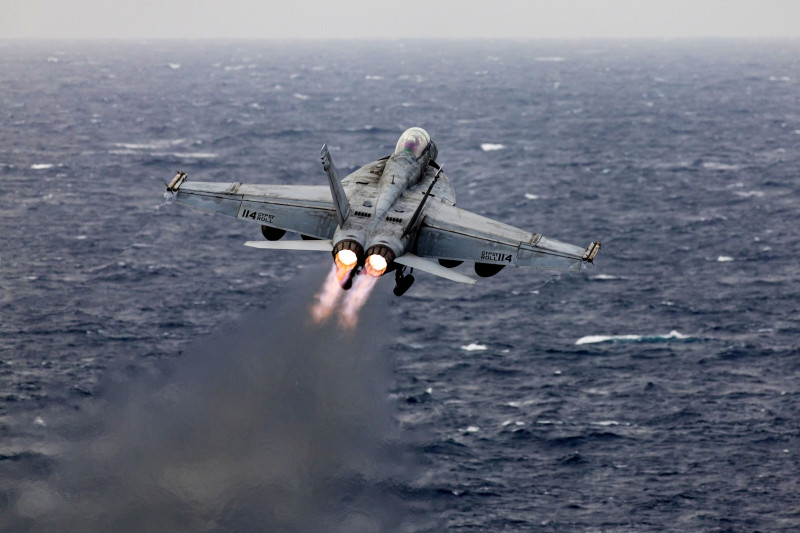 طائرة مقاتلة من طراز "F/A-18 " سوبر هورنيت تقلع
