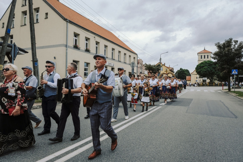 سكان محليون يشاركون في مسيرة من الكنيسة إلى مهرجان الحصاد في بلدة بيالا بيسكا، بولندا 