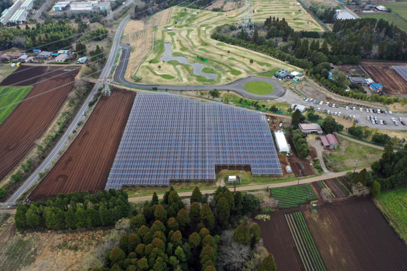 ألواح شمسية تمتد فوق مزرعة ماغامي في تشيبا، اليابان. حيث تُعد مشاركة الطاقة الشمسية حلاً عملياً في الأماكن ذات المساحة المحدودة والاعتماد الشديد على واردات الطاقة مثل اليابان
