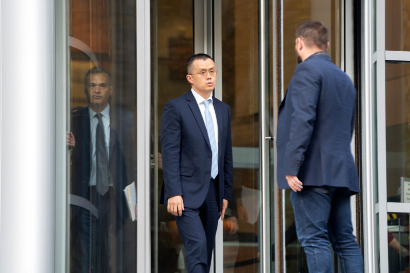 تشانغبينغ تشاو، الرئيس التنفيذي لشركة "بينانس هولدينغز".، في الوسط، يخرج من المحكمة الفيدرالية في سياتل، واشنطن، الولايات المتحدة، يوم الثلاثاء، 21 نوفمبر 2023