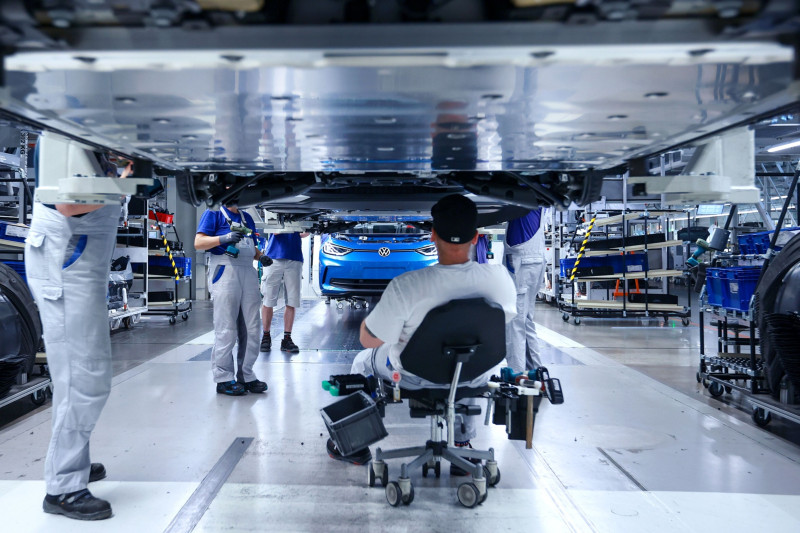 عمال يعملون على خط تجميع سيارات "فولكس واجن" الكهربائية (ID.3)  و"كوبرا بورن" في المصنع في تسفيكاو، ألمانيا