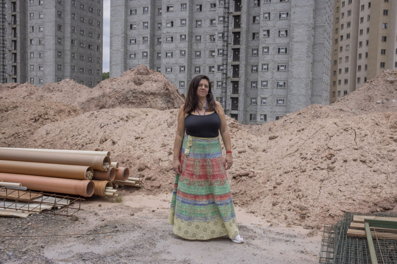 ليا سانتانا أمام مبنى سكني في ساو باولو حيث اشترت منزلها الأول