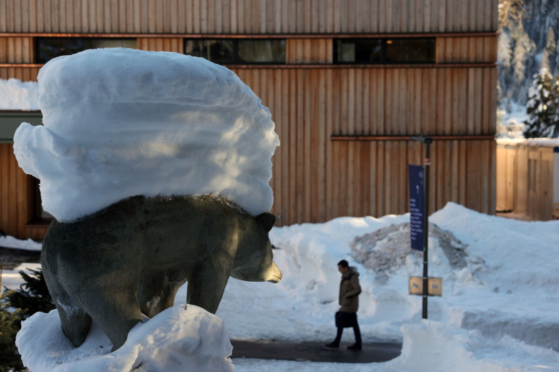 تساقط الثلوج خارج مركز المؤتمرات في دافوس