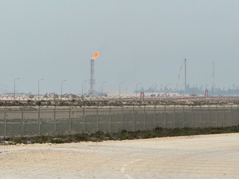 موقع للغاز الطبيعي المسال التابع لشركة قطر للطاقة محاط بأسوار من السلك المتشابك