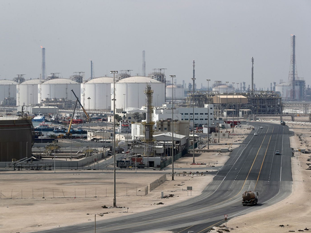 مدينة راس لفان الصناعية، الموقع الرئيسي في قطر لإنتاج الغاز الطبيعي المسال وتحويل الغاز إلى سائل، شمال الدوحة، قطر.