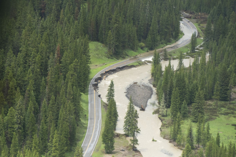 الصورة توضّح طريقاً في متنزه يلوستون الوطني في غاردينر في مونتانا، الذي تعرض لأضرار بالغة في أعقاب الفيضانات التاريخية في يونيو.