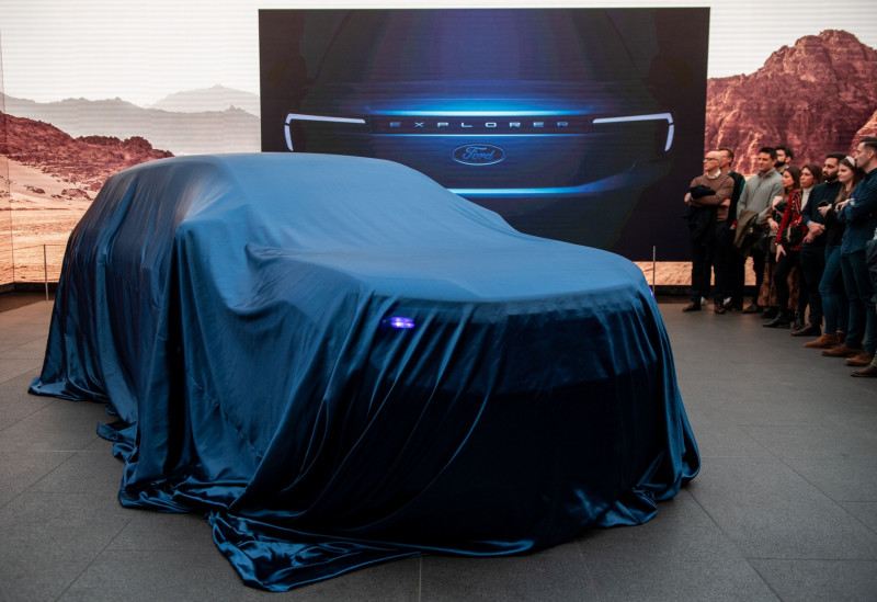 سيارة "فورد" الرياضية الكهربائية الجديدة "إكسبلورر" تحت الغطاء خلال حفل إطلاقها الشهر الجاري في لندن، المملكة المتحدة