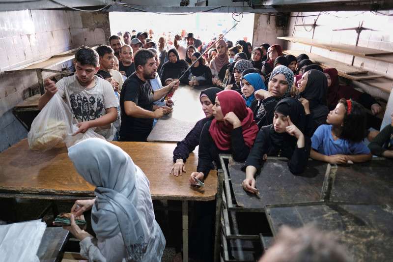 طوابير الانتظار للحصول على الخبز في أحد أفران مدينة طرابلس، شمال لبنان، عام 2022