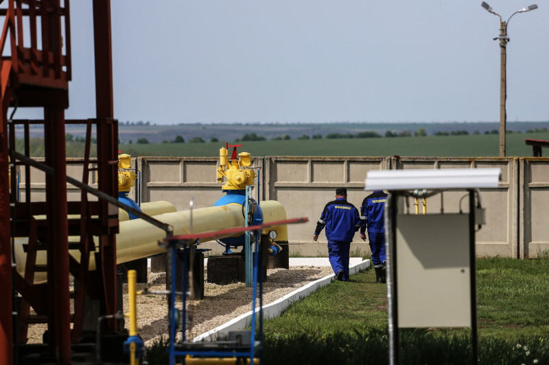 عمال في محطة لقياس الغاز الطبيعي تديرها شركة "مولدوفا غاز" في كوزيني. مولدوفا 