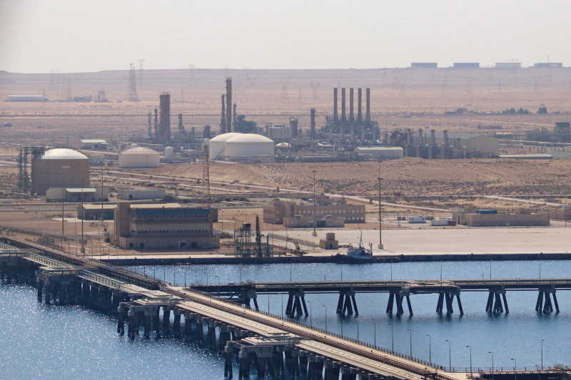 ميناء البريقة النفطي في مدينة البريقة، ليبيا. تمتلك البلاد أكبر احتياطيات نفطية مؤكدة في أفريقيا