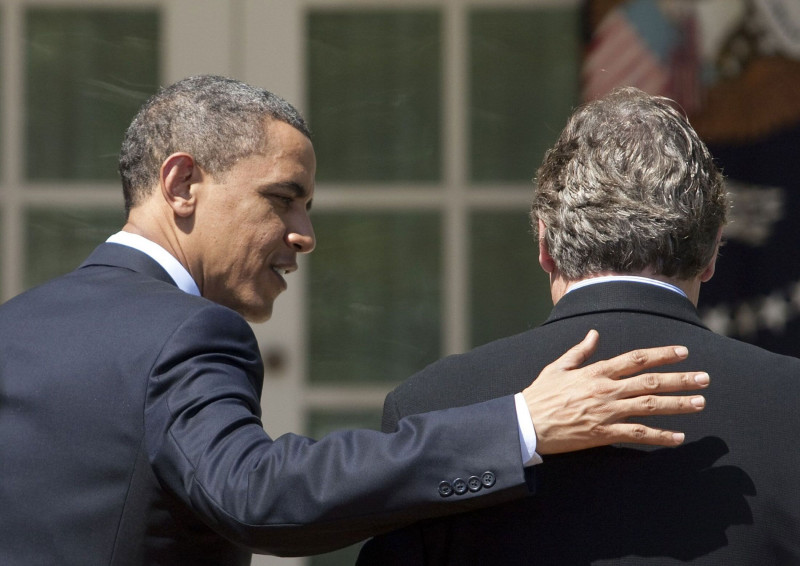 الرئيس الأميركي الأسبق باراك أوباما مع الرئيس التنفيذي لشركة "إيه 123" دايف فيو في البيت الأبيض خلال 2010 