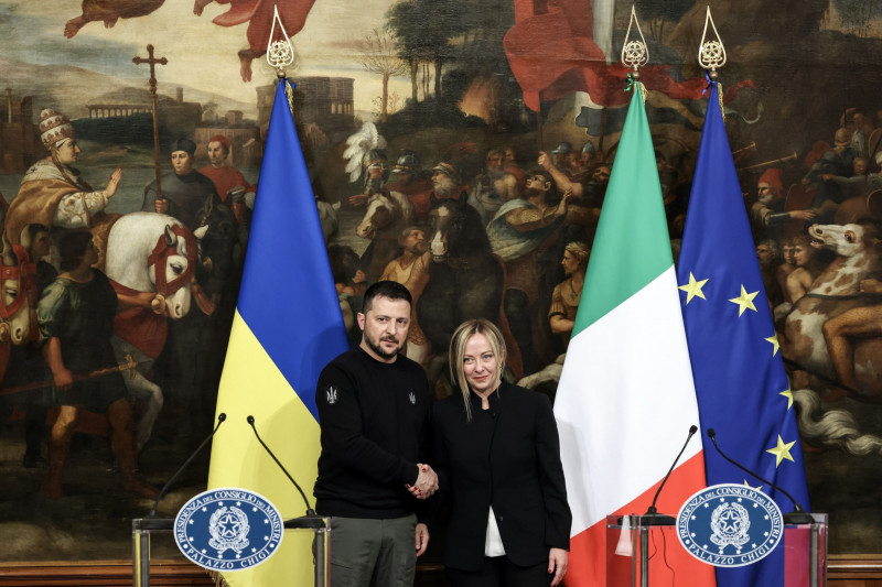 ميلوني رفقة الرئيس الأوكراني فولوديمير زيلينسكي خلال مؤتمر صحفي عقب اجتماعهما بقصر شيغي في روما في 13 مايو.