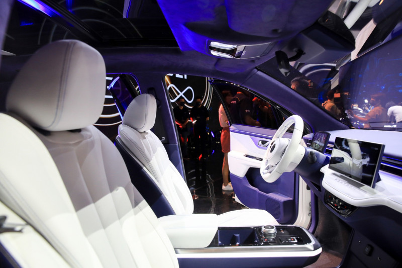 المقصورة الداخلية لمركبة "فوكسترون" من طراز "سي" الرياضية الكهربائية التابعة لـ"فوكسكون"، تايبيه، تايوان.